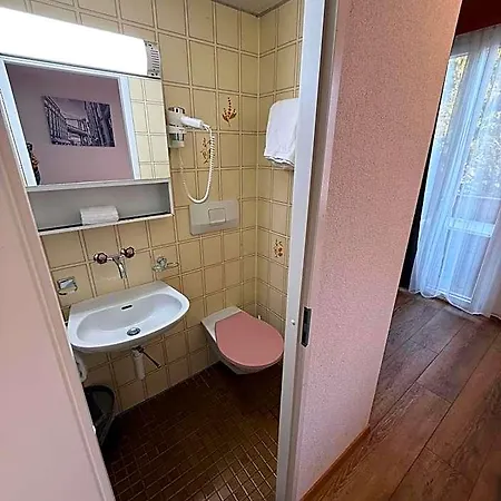 Christina Hotel *